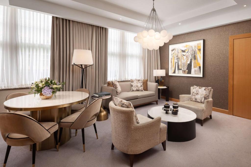 One-Bedroom Suite - Lounge Access - Image 1
