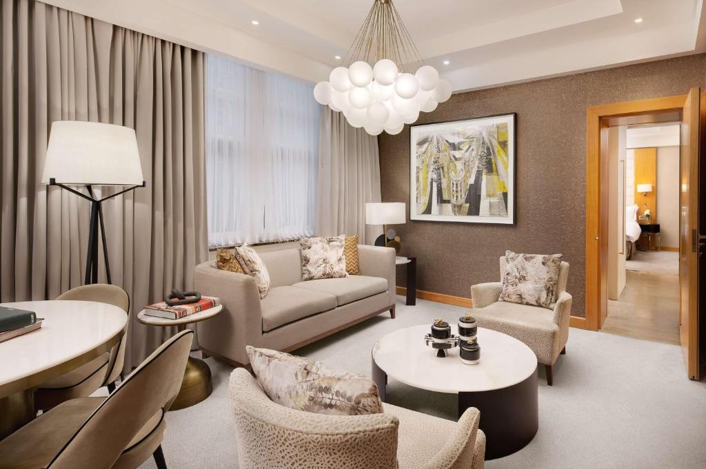 One-Bedroom Suite - Lounge Access - Image 3