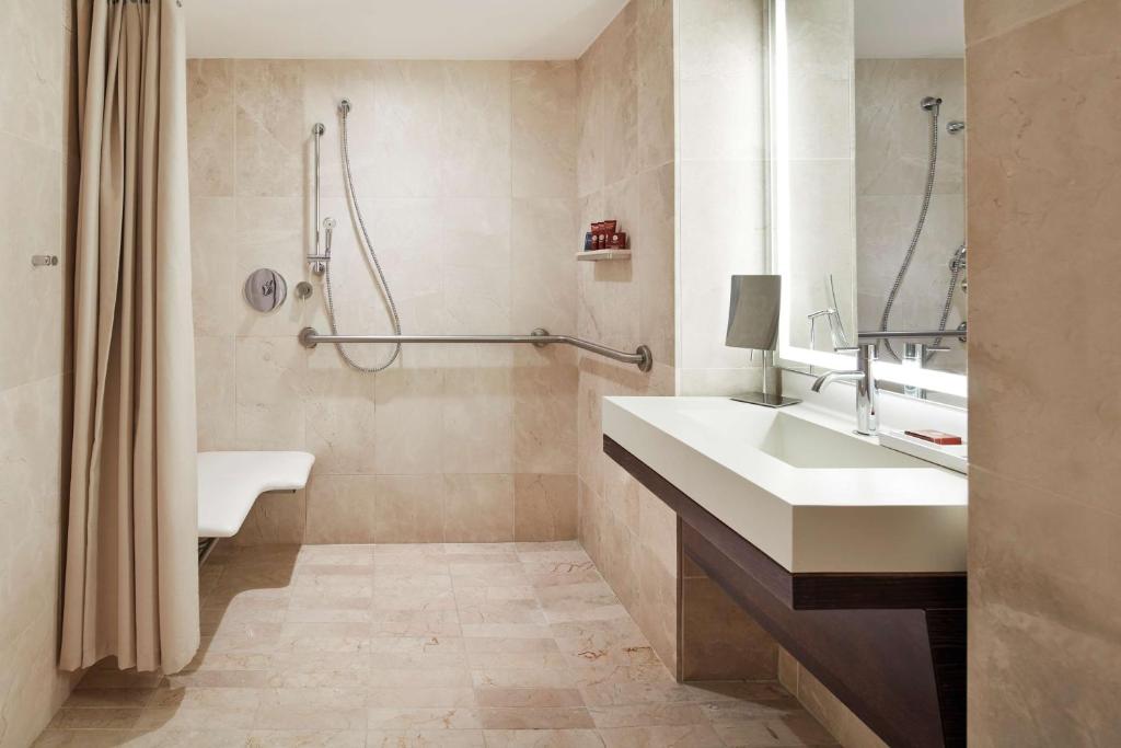 Deluxe King Suite with Roll-in Shower - Mobility Access - Image 1
