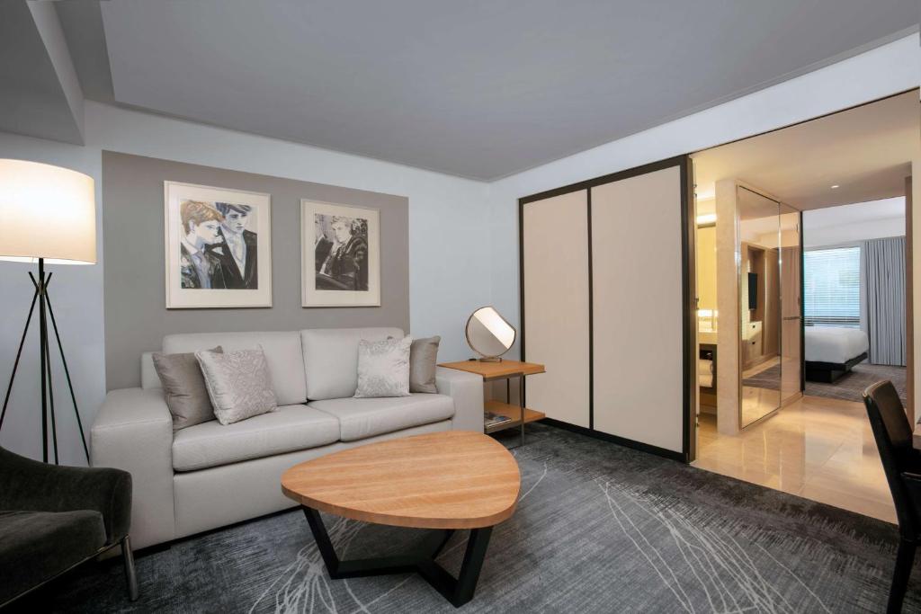 Deluxe King Suite with Roll-in Shower - Mobility Access - Image 2
