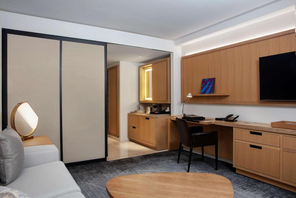 Deluxe King Suite with Roll-in Shower - Mobility Access - Image 8
