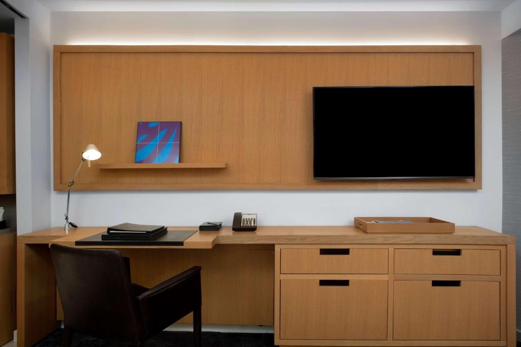 Deluxe Suite with Two Double Beds and Sofa Bed - Image 5