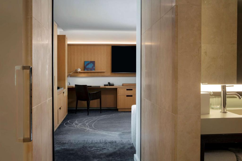 Executive King Suite with Roll-in Shower - Mobility Access - Image 11