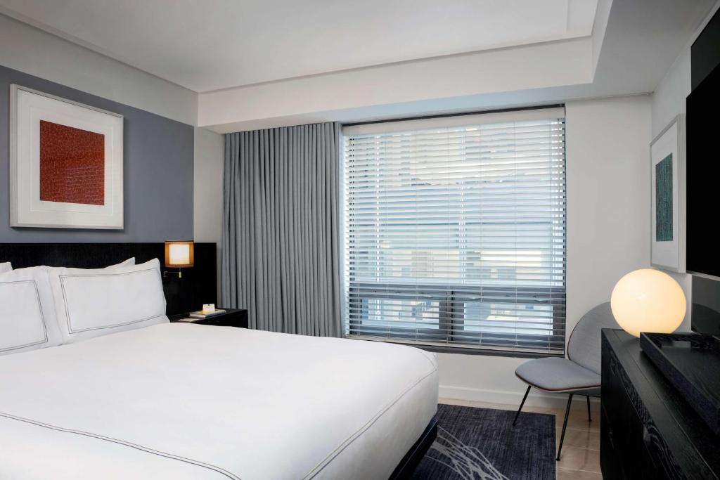 Executive King Suite with Roll-in Shower - Mobility Access - Image 3