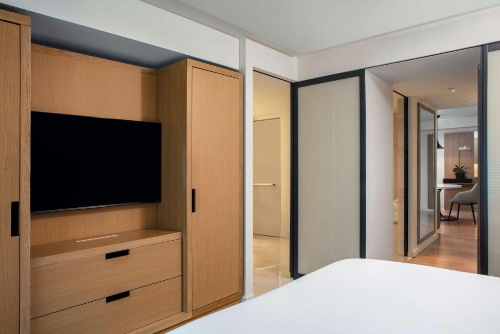 Executive King Suite with Roll-in Shower - Mobility Access - Image 7