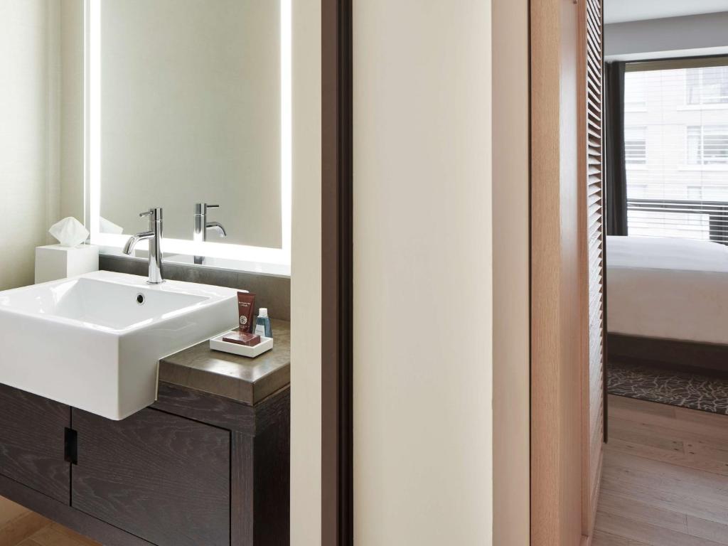 Executive King Suite with Roll-in Shower - Mobility Access - Image 8
