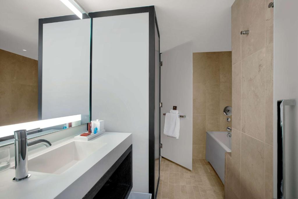 Executive King Suite - Image 6