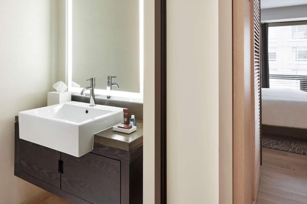 Luxury Corner King Suite with Sofa Bed - Image 2