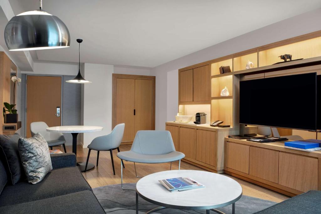 Luxury Corner King Suite with Sofa Bed - Image 10