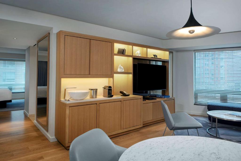 Luxury Corner King Suite with Sofa Bed - Image 11