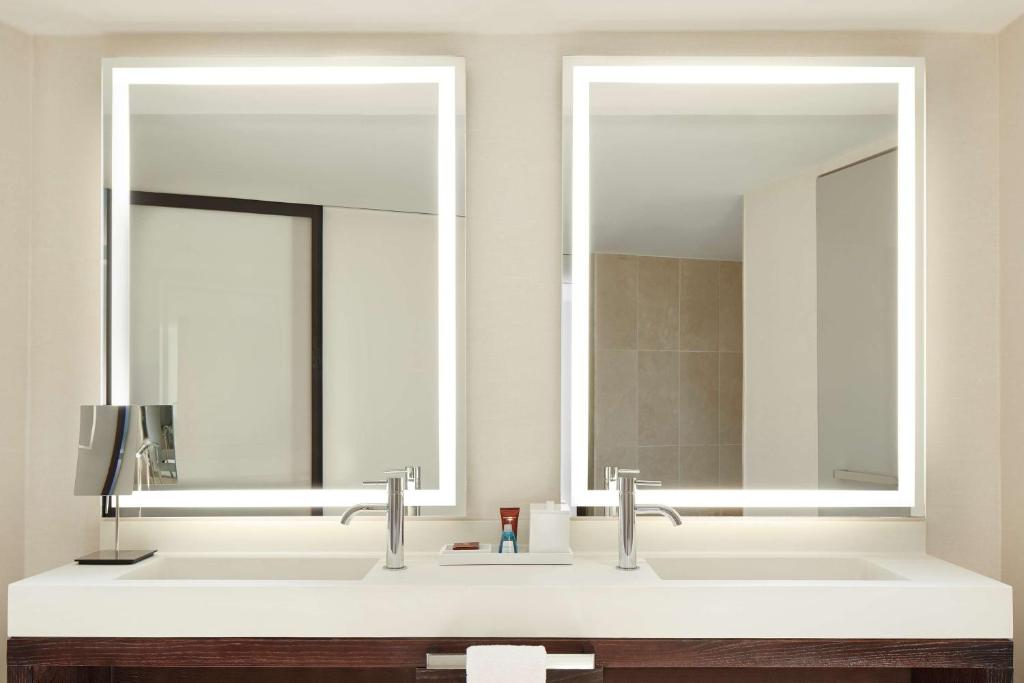 Luxury Corner King Suite with Sofa Bed - Image 3