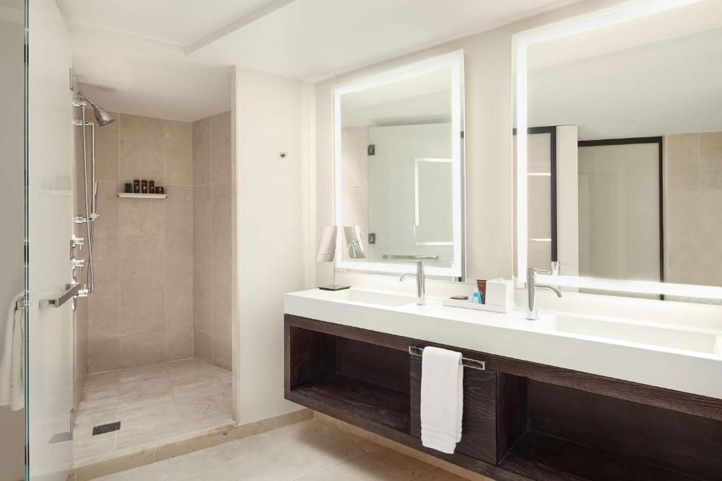 Luxury Corner King Suite with Sofa Bed - Image 4