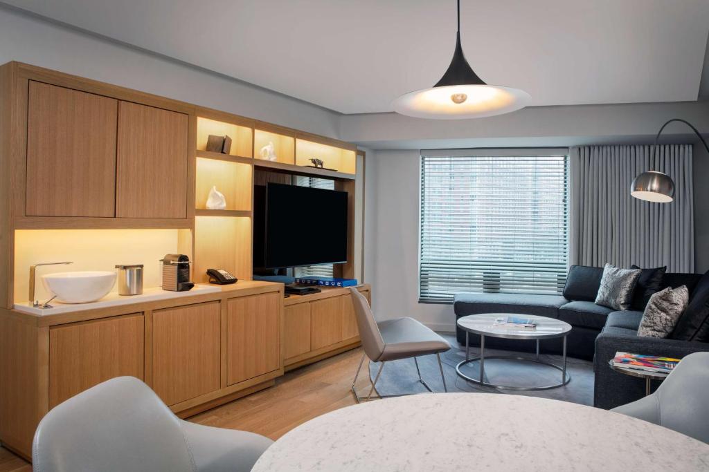 Luxury Corner King Suite with Sofa Bed - Image 1