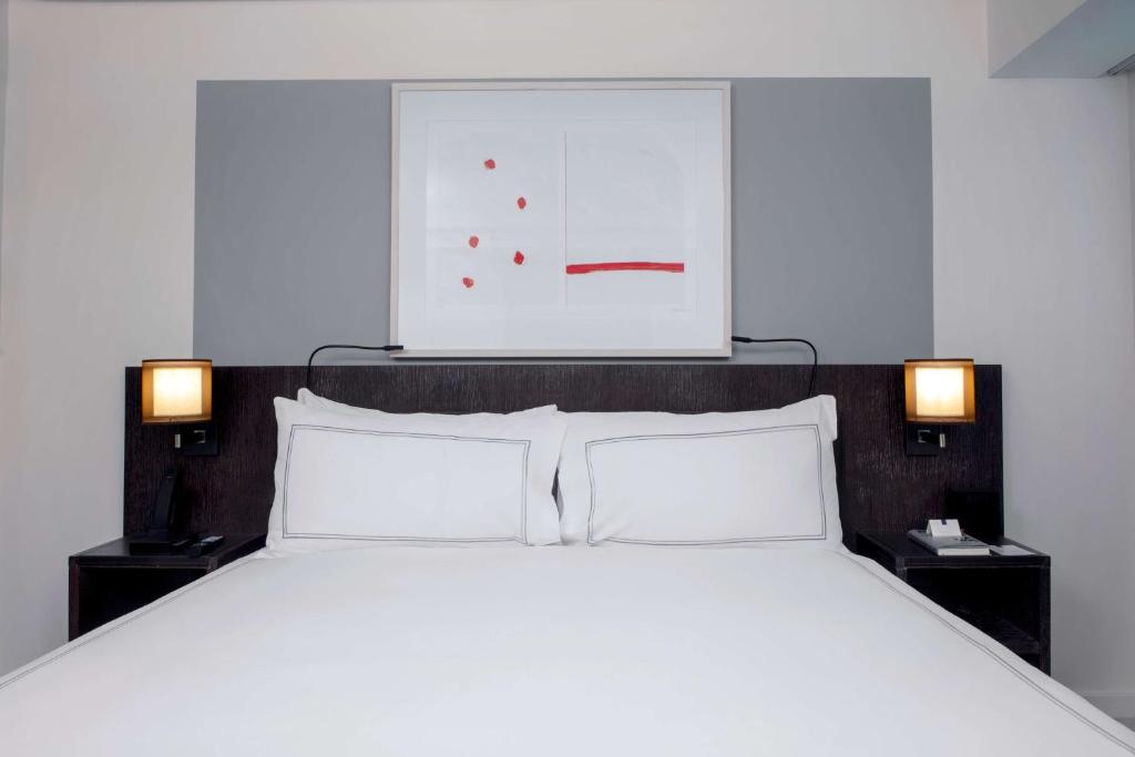Luxury King Suite with Sofa Bed and Roll-in Shower - Mobility Access - Image 1