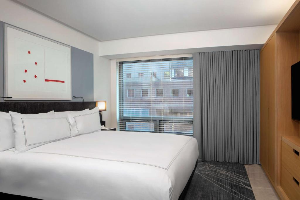 Luxury King Suite with Sofa Bed and Roll-in Shower - Mobility Access - Image 2