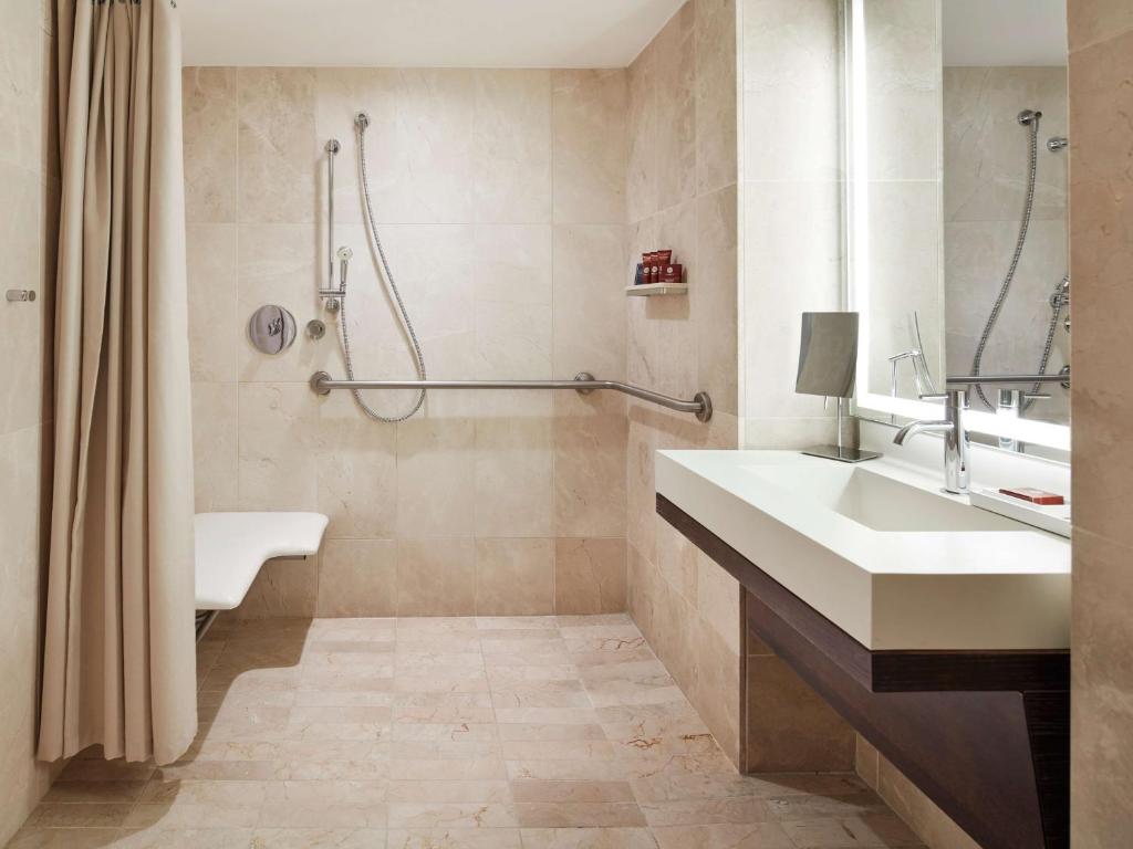 Luxury King Suite with Sofa Bed and Roll-in Shower - Mobility Access - Image 4