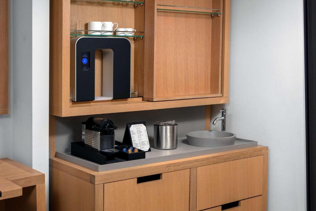 Luxury King Suite with Sofa Bed and Roll-in Shower - Mobility Access - Image 6