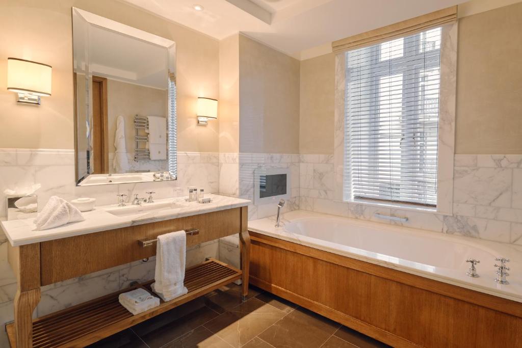 Deluxe Room - Image 4