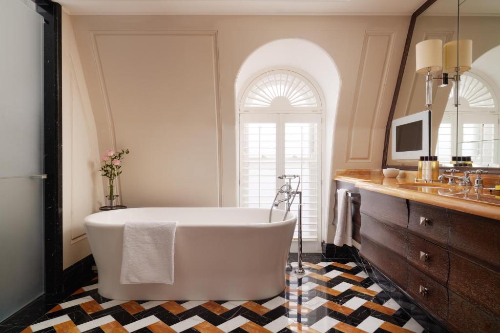 The Whitehall Penthouse - Image 6
