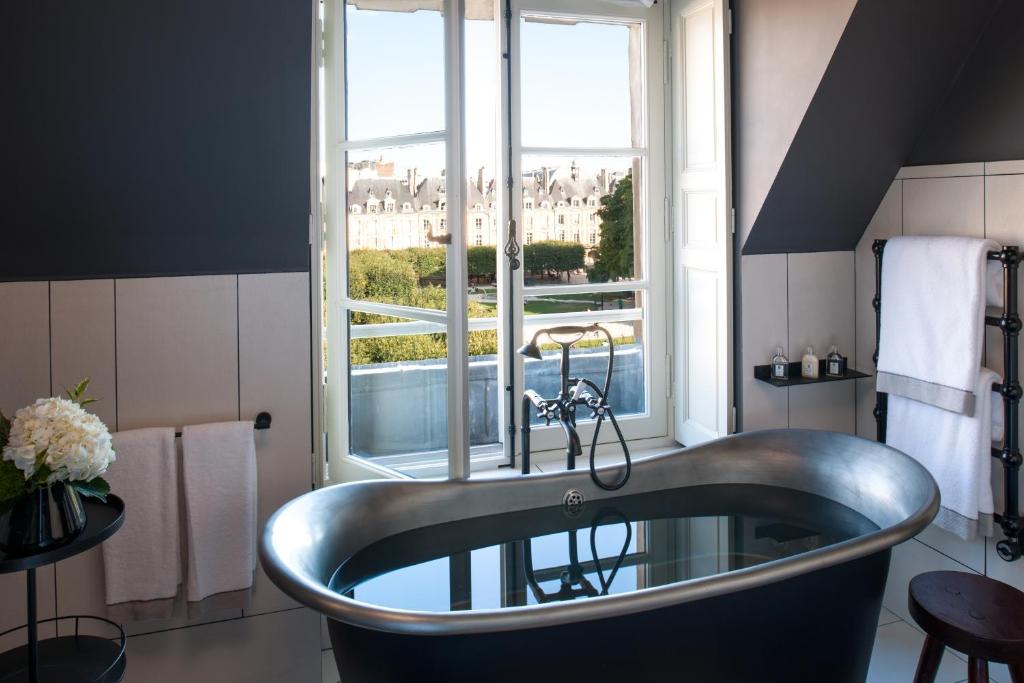Deluxe Room - Image 1