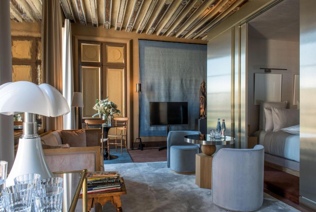 Deluxe Suite - Image 1