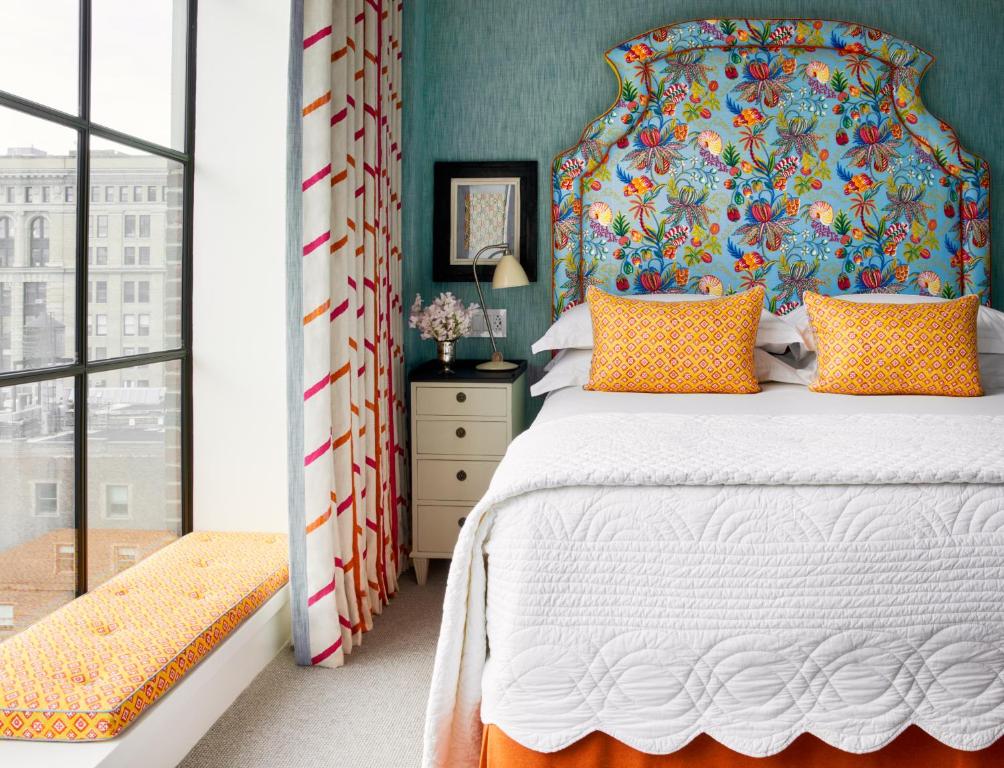 Deluxe King Room - Top Floor - Image 2