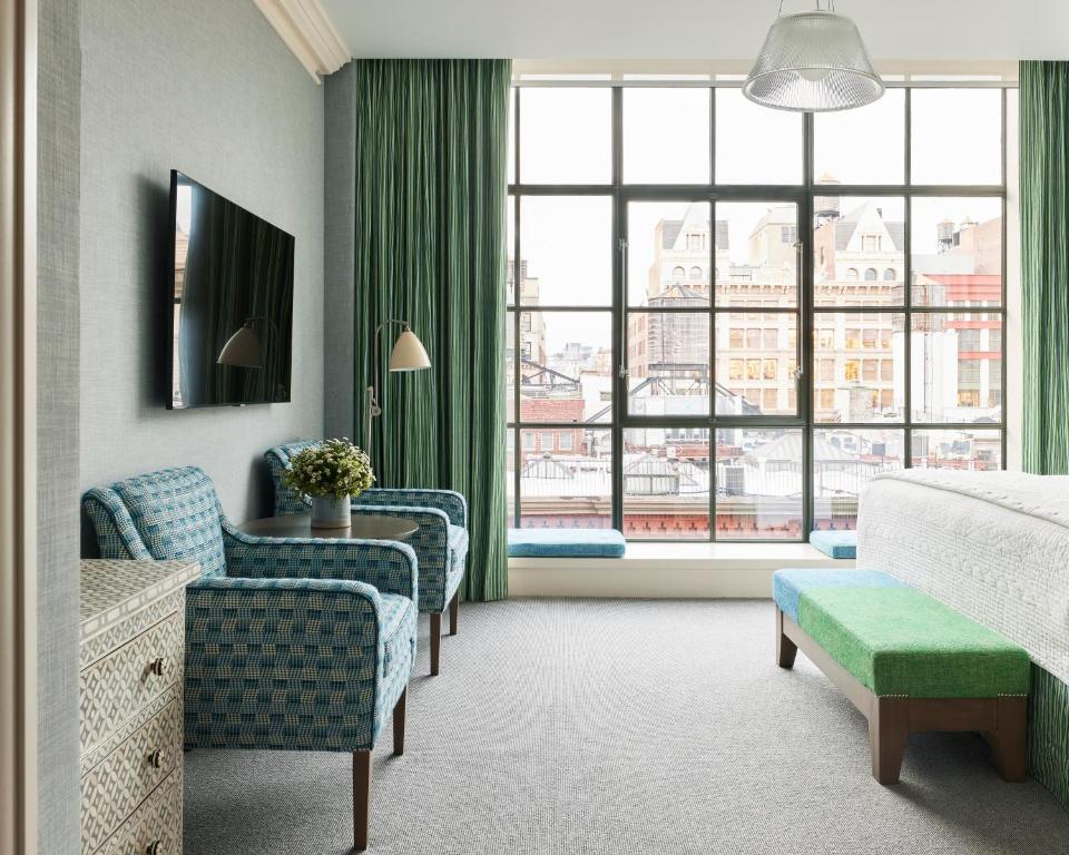 Deluxe King Room - Top Floor - Image 5