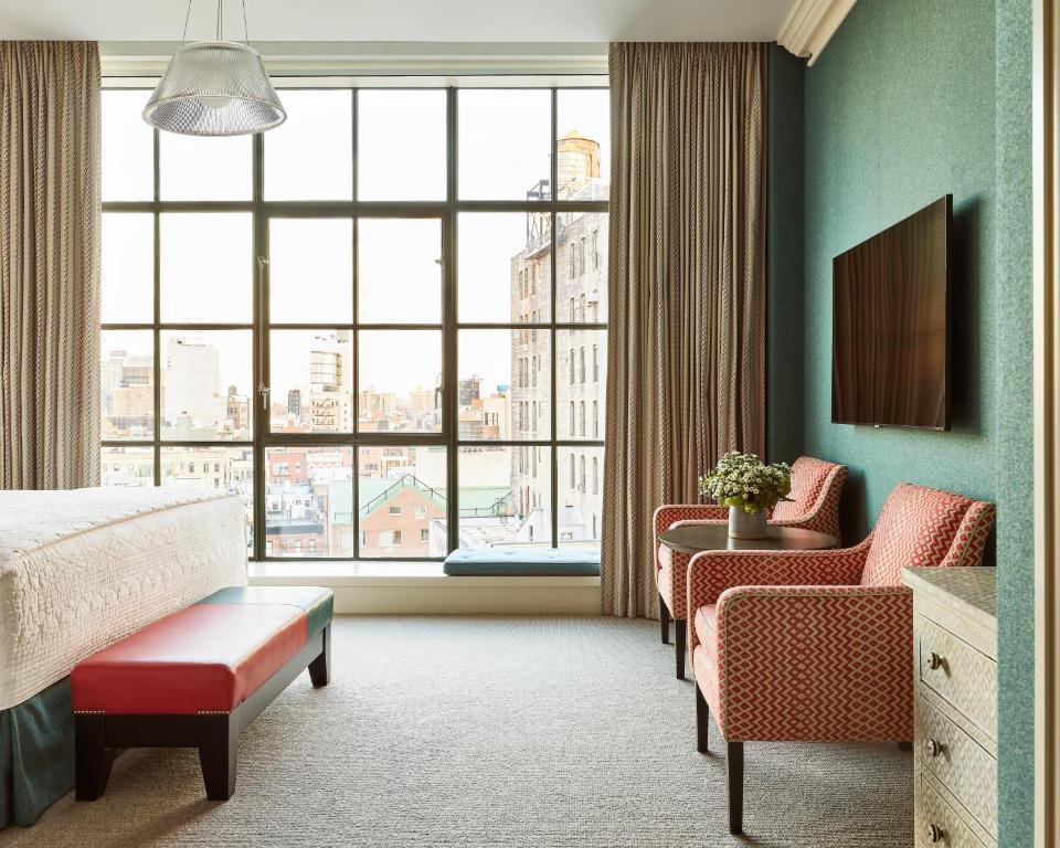 Deluxe King Room - Top Floor - Image 9