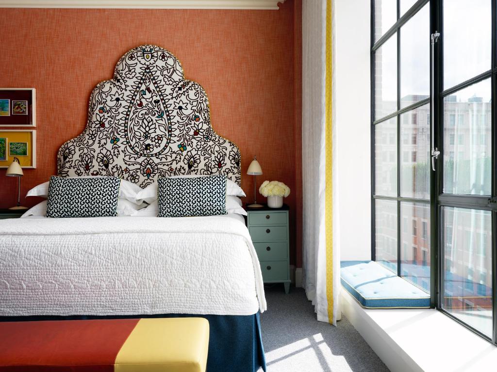 Deluxe King Room - Image 1