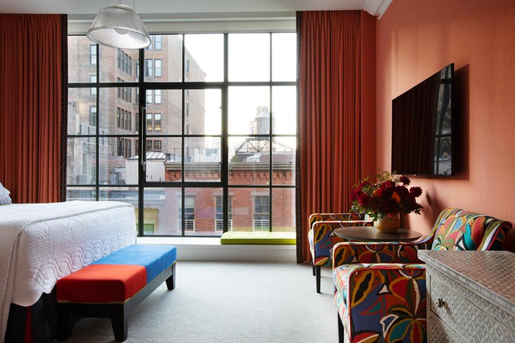 Deluxe King Room - Image 10