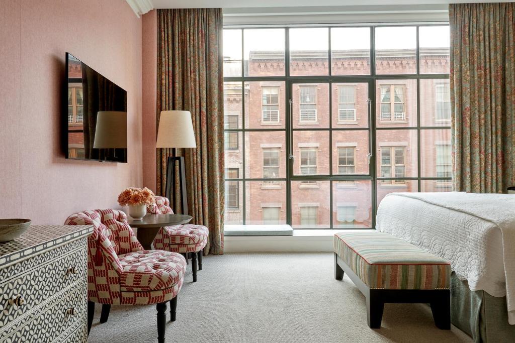 Deluxe King Room - Image 6