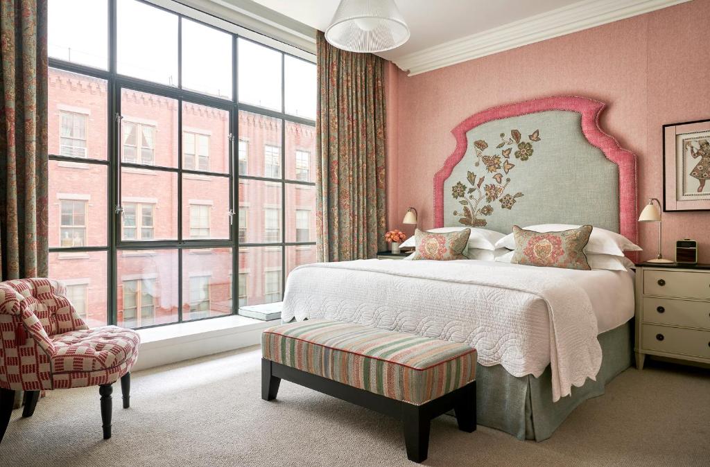 Deluxe King Room - Image 7