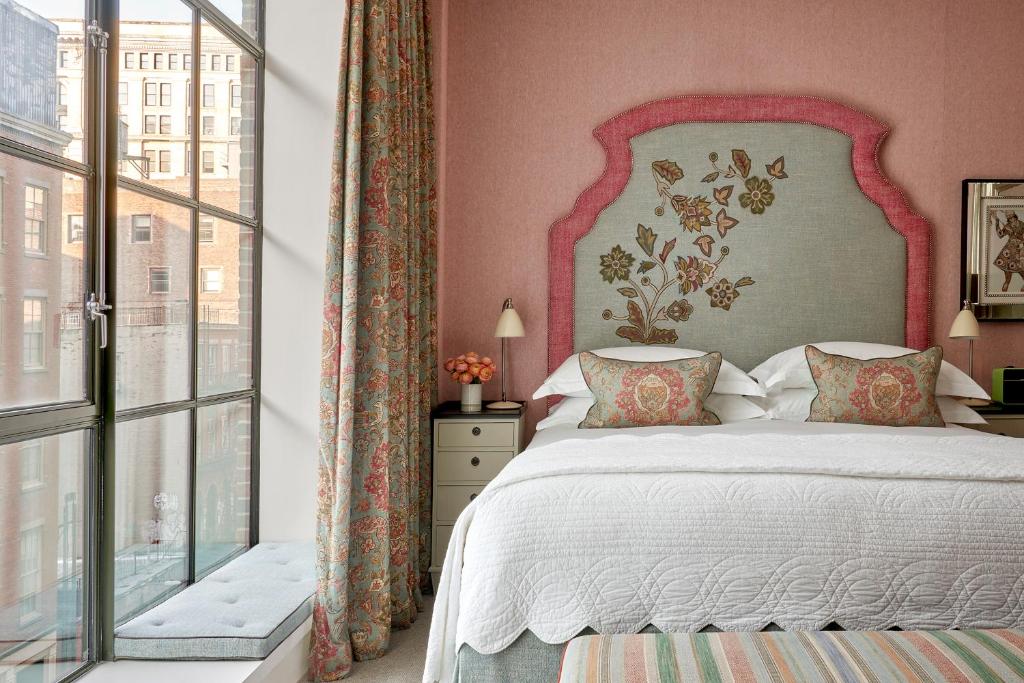 Deluxe King Room - Image 8