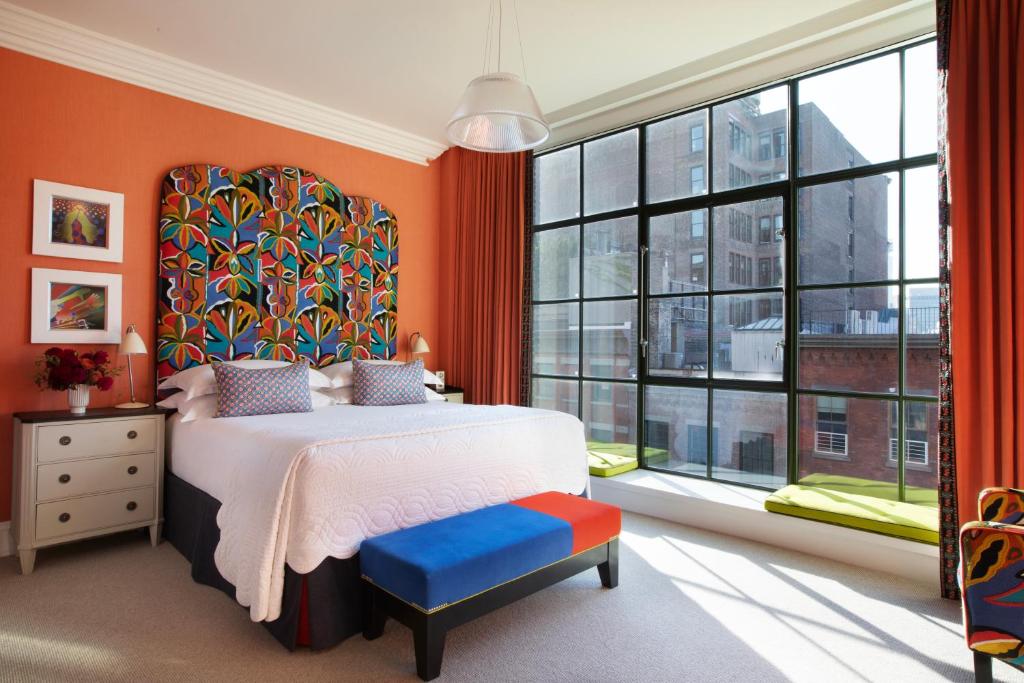 Deluxe King Room - Image 9