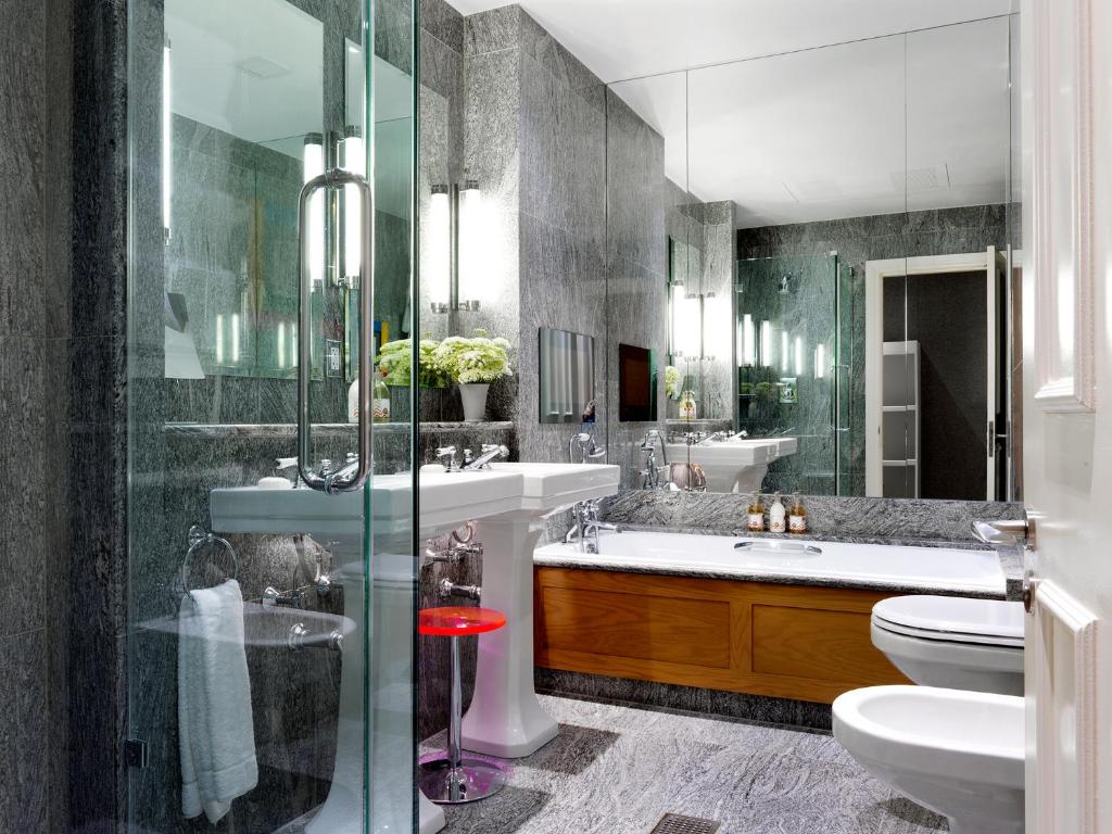 Deluxe One-Bedroom King Suite - Image 1