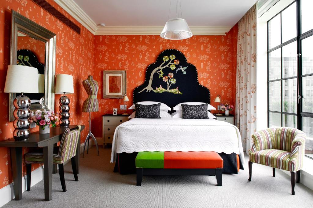 Deluxe One-Bedroom King Suite - Image 9