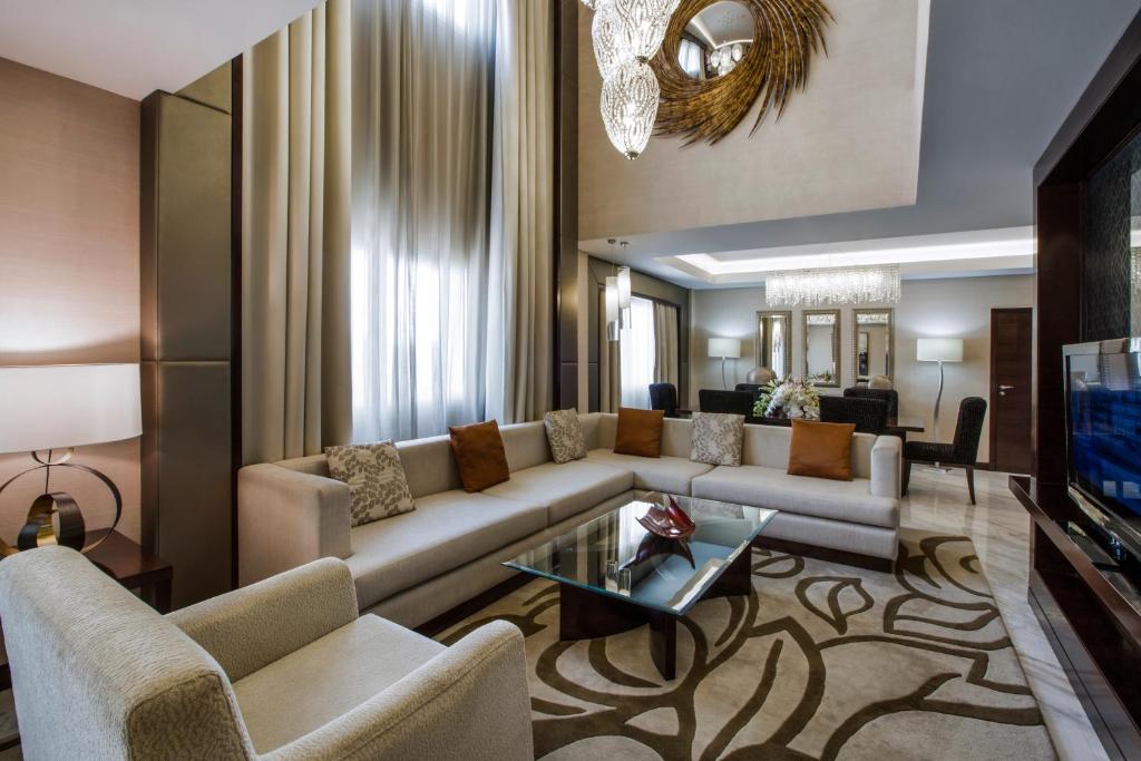 Two-Bedroom Royal King Suite with Two King Beds - Image 8