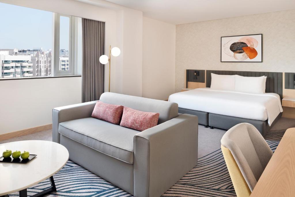 Junior King Suite - Image 3