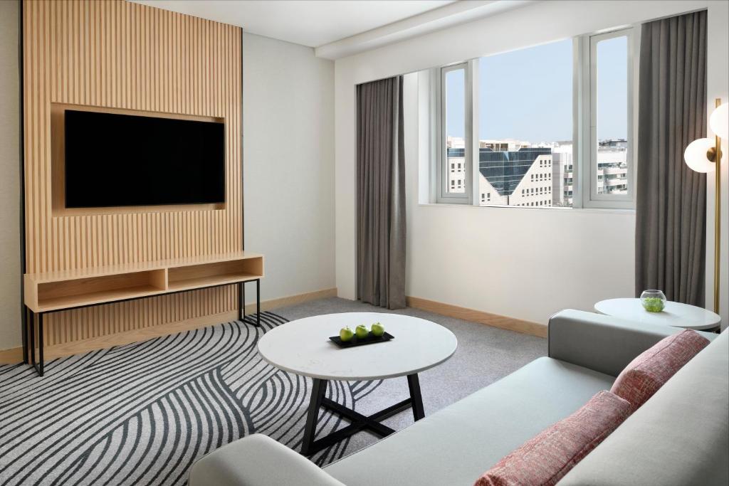Junior King Suite - Image 4