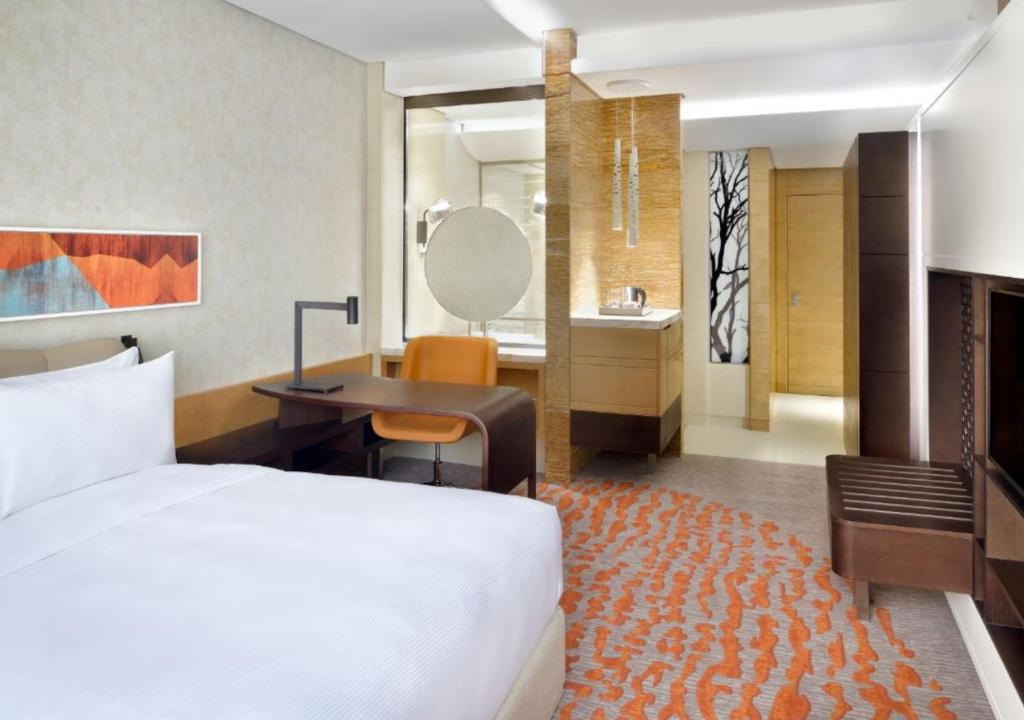 King Room with Marina View and Lounge Access - Image 3