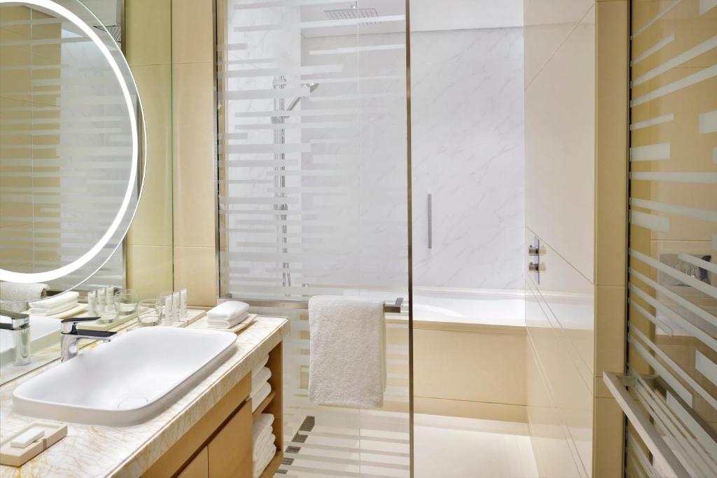 Premium Twin Room with Marina View - Image 5