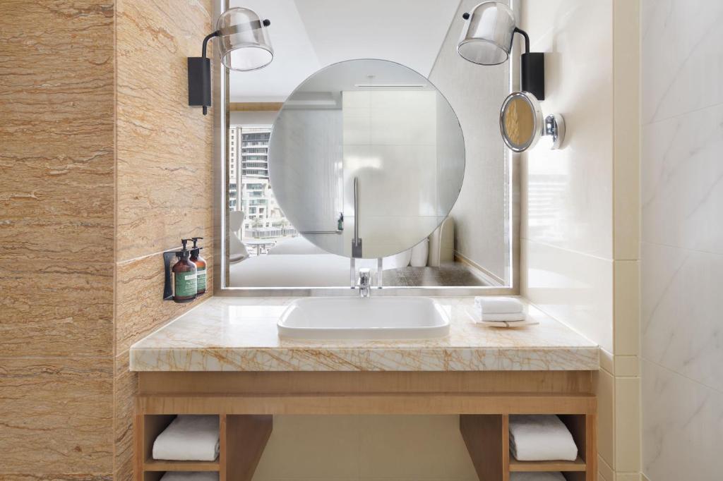 Premium Twin Room with Marina View - Image 7