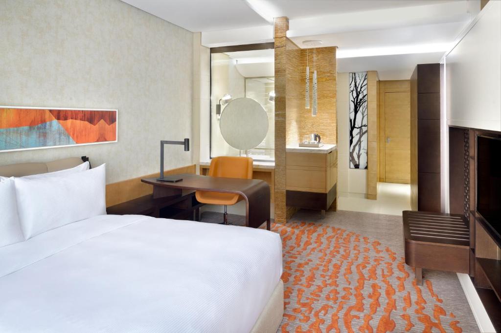 Standard King Room with City View - Image 4