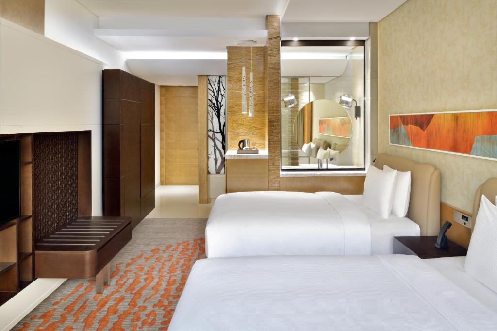 Twin Room with Marina View and Lounge Access - Image 3