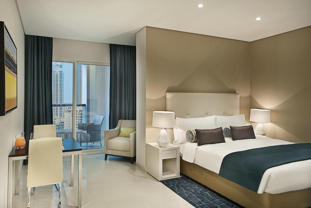 Deluxe Room with kitchenette - City Skyline View - Image 1