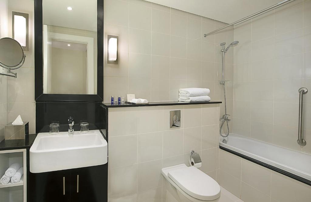 Deluxe Room with kitchenette - City Skyline View - Image 2