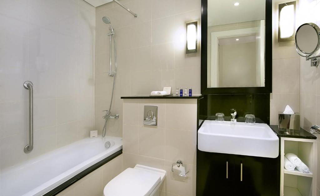 Deluxe Room with kitchenette - City Skyline View - Image 3
