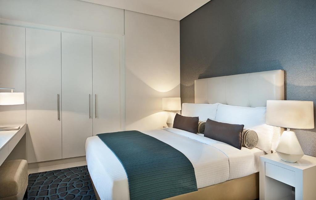 Deluxe Room with kitchenette - City Skyline View - Image 4