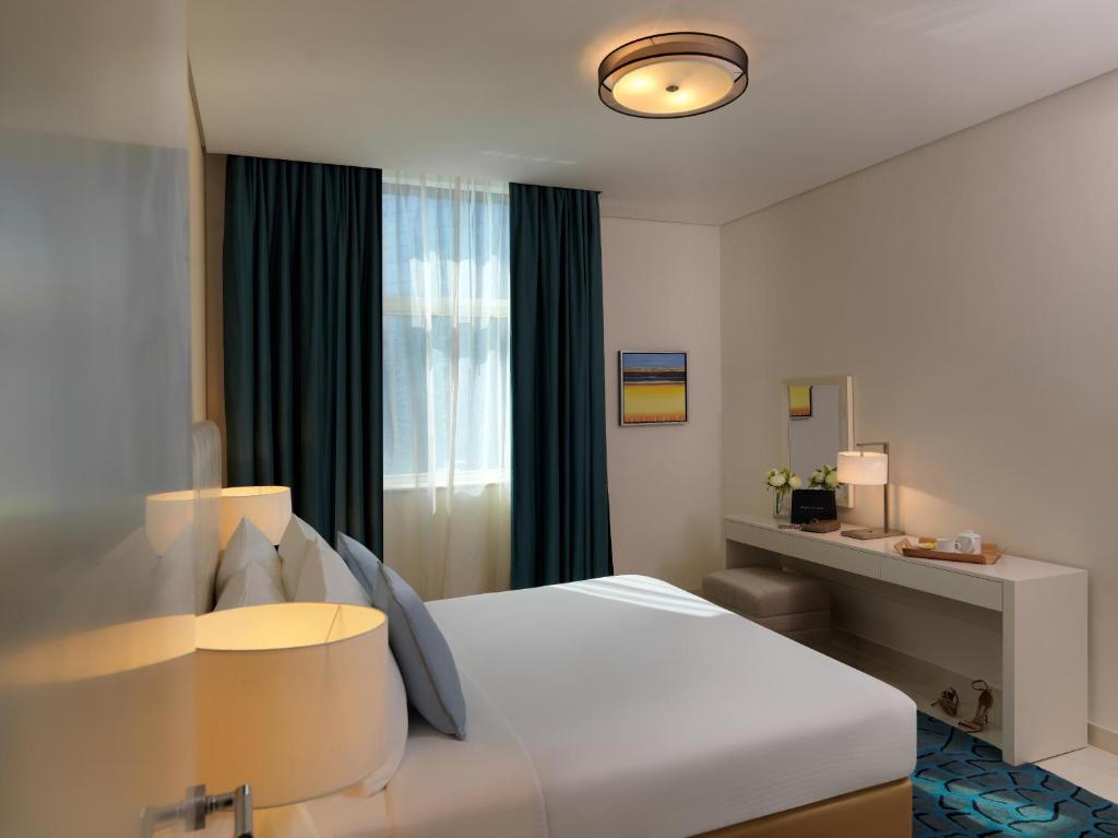 Deluxe Room with kitchenette - City Skyline View - Image 5