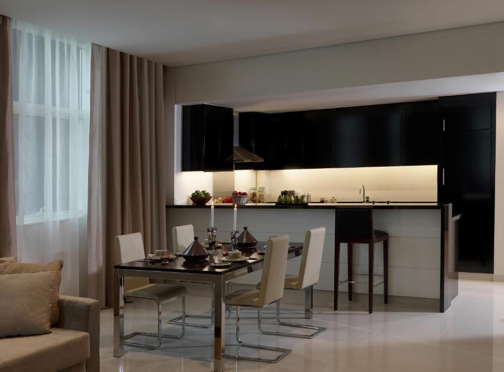 Three Bedroom Suite with kitchenette - City Skyline View - Image 7